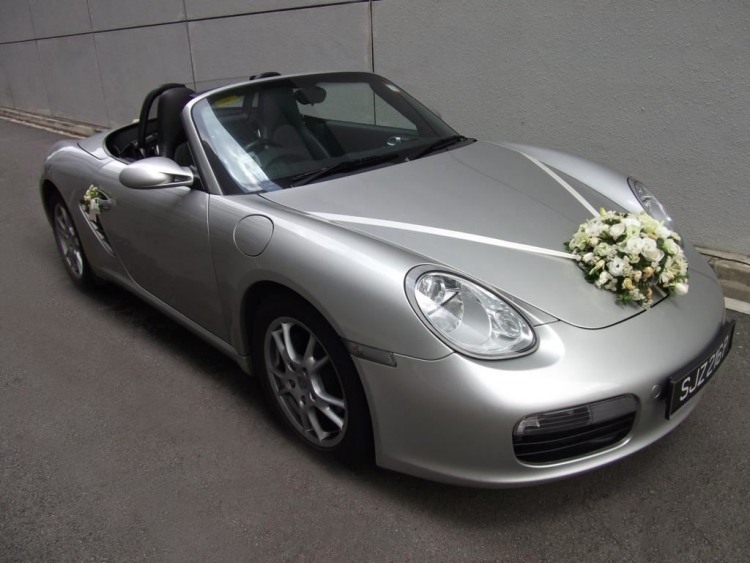 Bilsmycken-bröllop-vit-ros-rosett-fram-Porsche