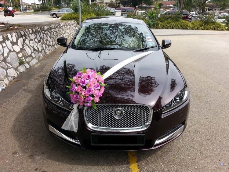 Bilsmycken-Bröllop-Rosa-Lila-Blommor-Bilband-Maserati
