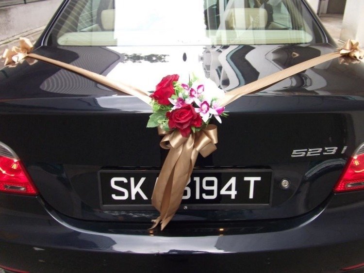 Bilsmycken-bröllop-röd-ros-guld rosett-vit-orkidé-BMW