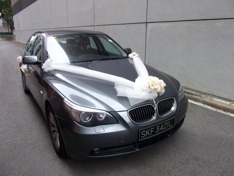 Bilsmycken-bröllop-idéer-vit-front-organza-BMW