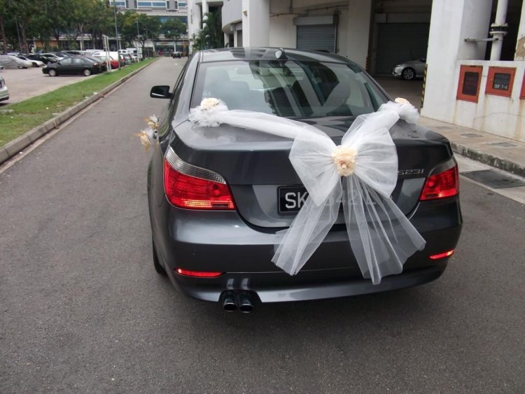 Bilsmycken-bröllop-rosett-bak-stor-BMW