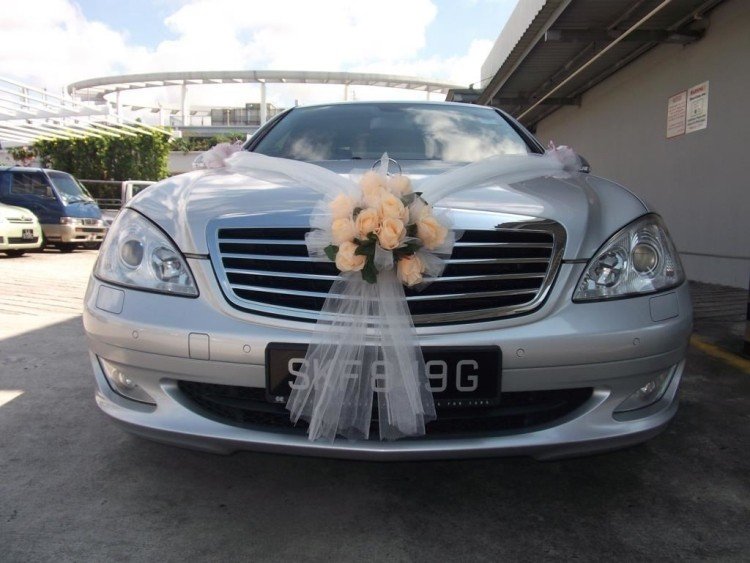 Bröllopsdekoration för den nya bilen - med rosor