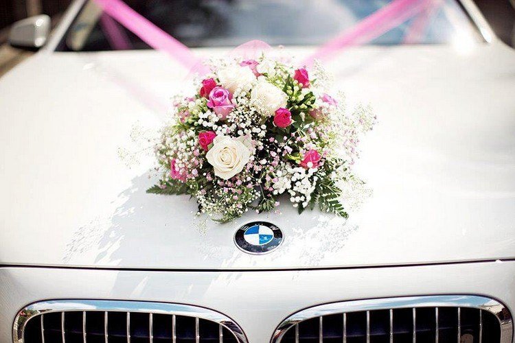 Bilsmycken för bröllop vita-bmw-bukett-rosa-satinband