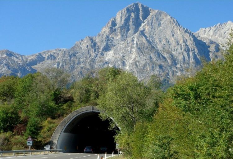 bilspel-barn-tunnlar-betong-spår-berg-träd-motorväg-kör-reseskyltar