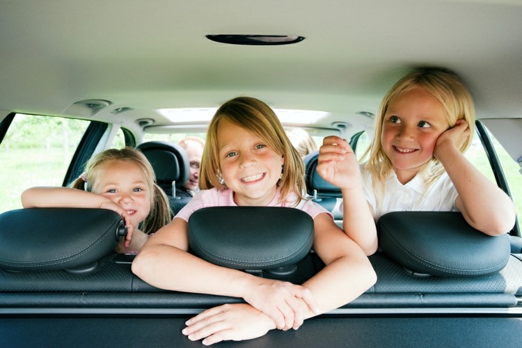 bilspel-barn-bil-på-resan-kör-familj-barn-skratta-tjejer-ryggstöd