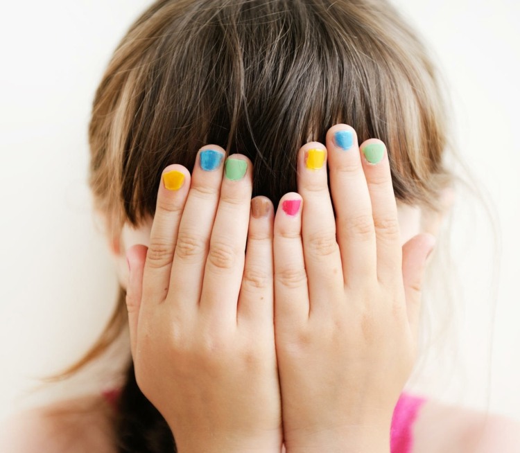 bilspel-barn-ansikte-tjejer-händer-ögon-göm-fingrar-naglar-lackade-färgglada