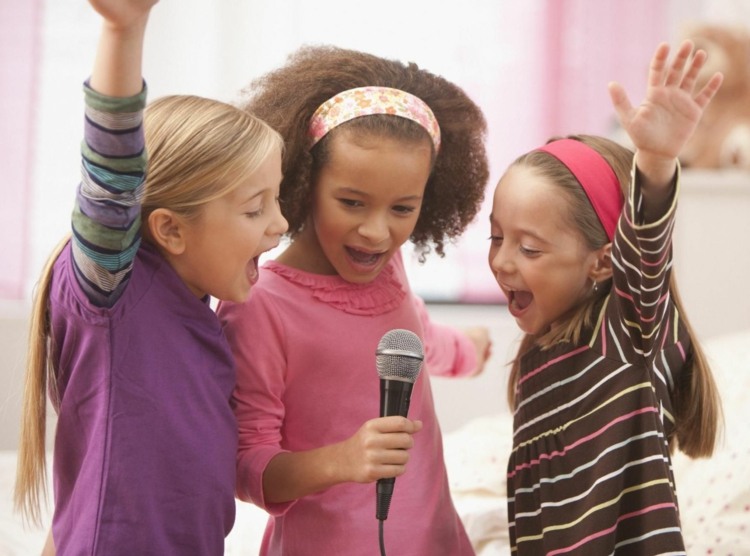 bilspel-barn-sjung-dans-mikrofon-tjejer-barn-i-ålder-sång-barnrum