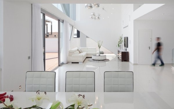Villa Israel inredning-vita möbler