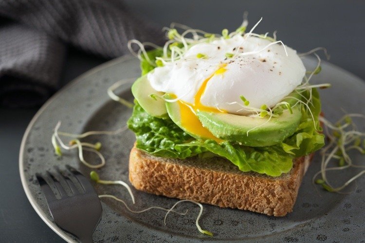 Avokado toast med pocherat ägg