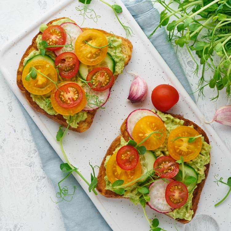 avokado toast med tomater till frukost