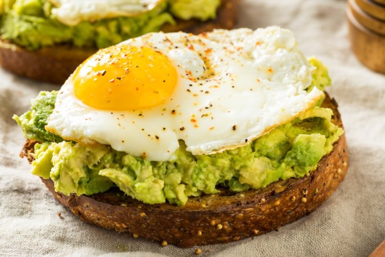avokado toast med stekt ägg