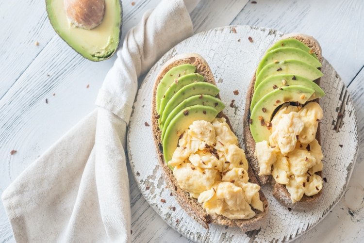 Avokado toast med äggröra som en hälsosam frukost