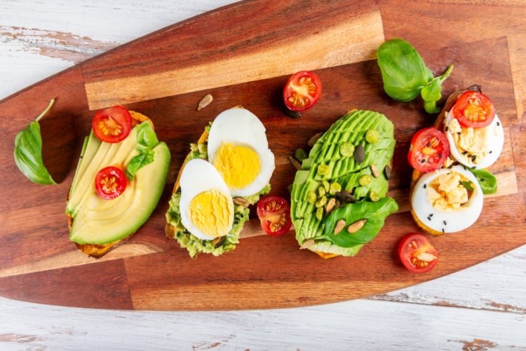 avokado toast idéer med tomatägg och frön