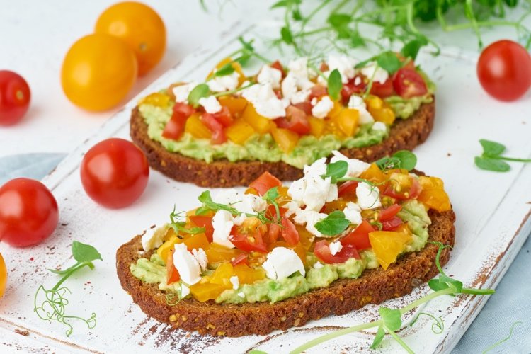 Avokado toast med feta och tomater