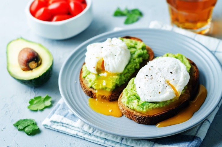 Avokado toast med pocherat ägg är kalorifattigt och proteinrikt