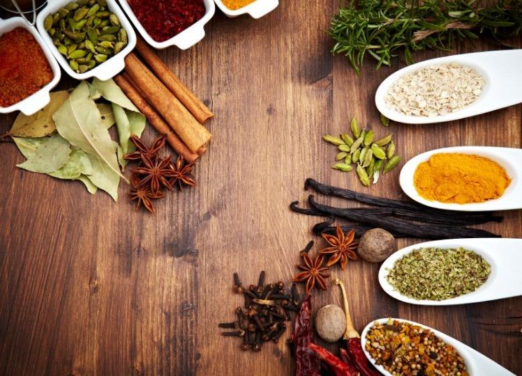 stjärnanis och andra asiatiska kryddor för matlagning