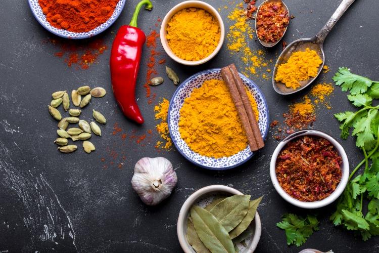 ingredienser från det indiska köket som gurkmeja och andra kryddor