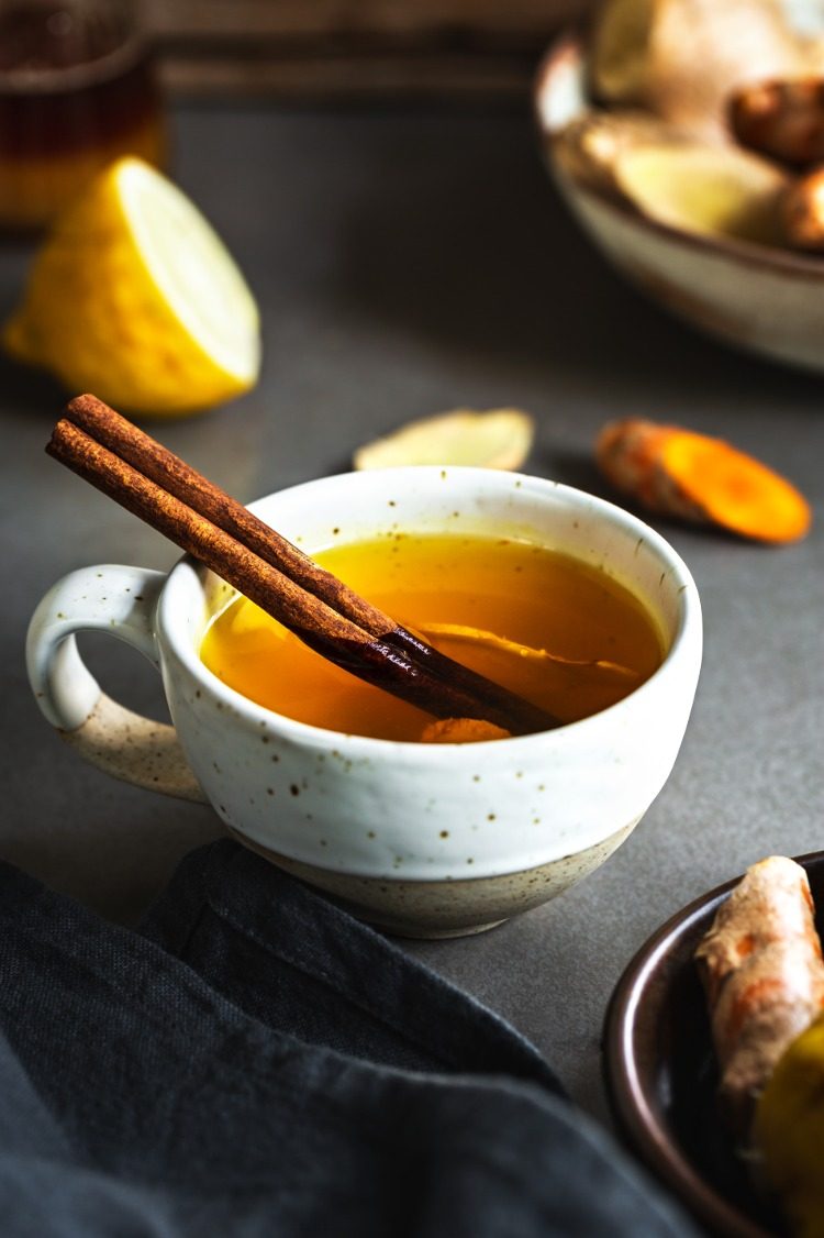 Kombinera gula kryddor med ingefära och citron som te med en kanelstång