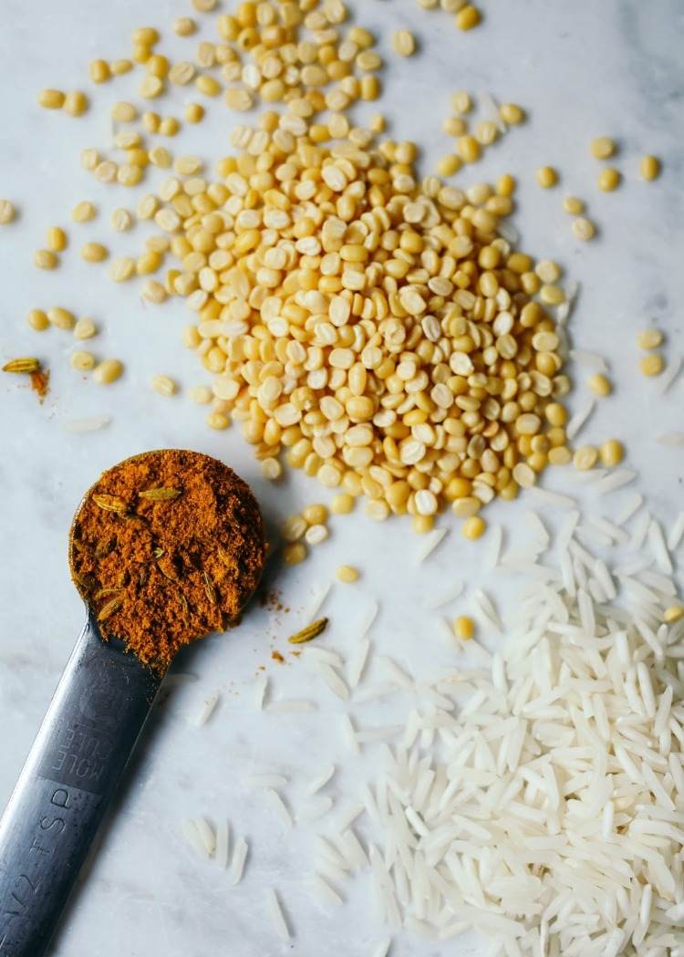 Kryddor för Ayurveda detox som kummin timjan kombineras med ris eller quinoa vid matlagning