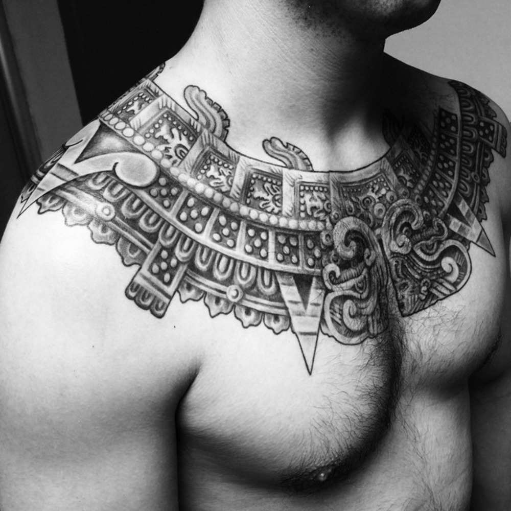 Hals- och brösttatuering för män med aztecmotiv i svartvitt