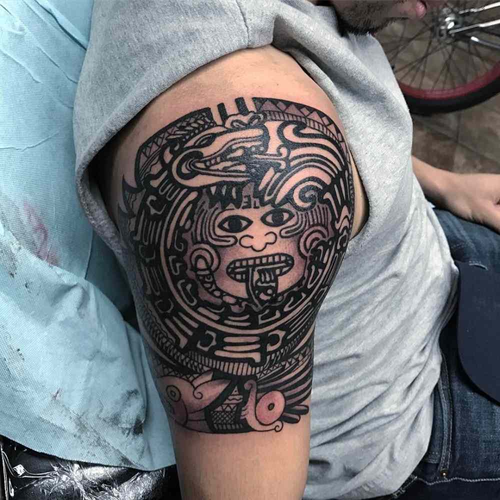 tribal tattoo tribal aztec mönster tatuering svart bläck på axeln