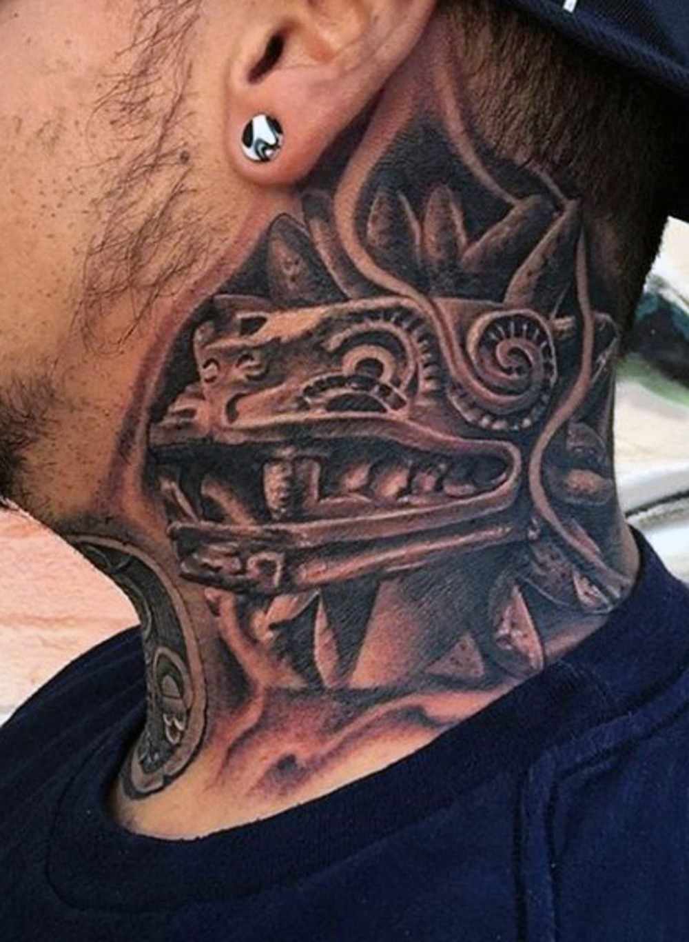 Aztec alligator tatuering hals krokodil symboliskt representerad