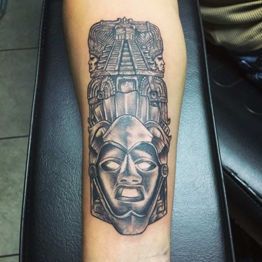 aztec tatuering underarm svart och vitt som maya tatoo ser