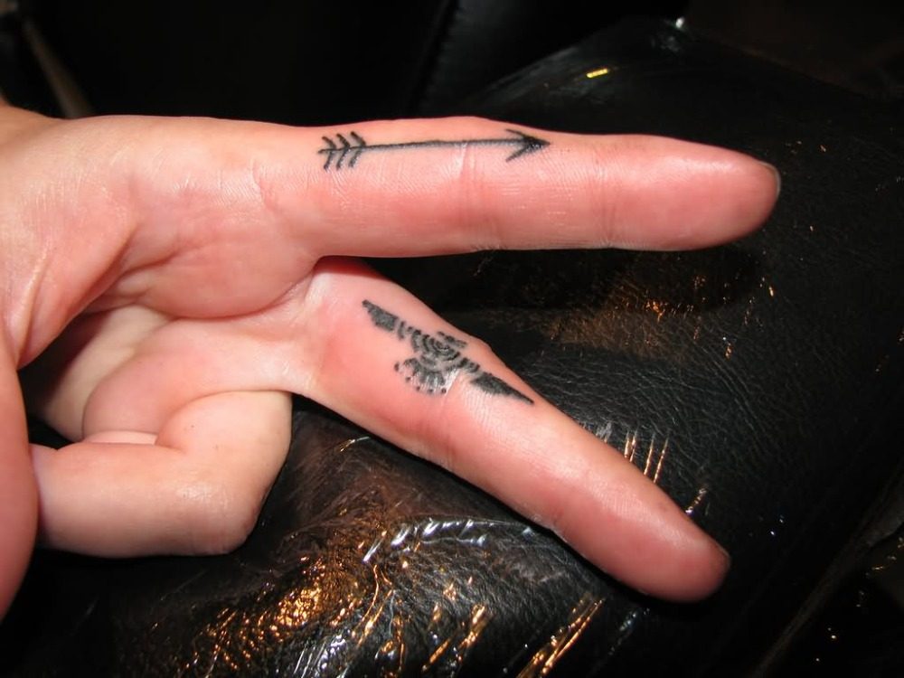 aztec tatuering finger med liten pil och örn på pekfingret och långfingret