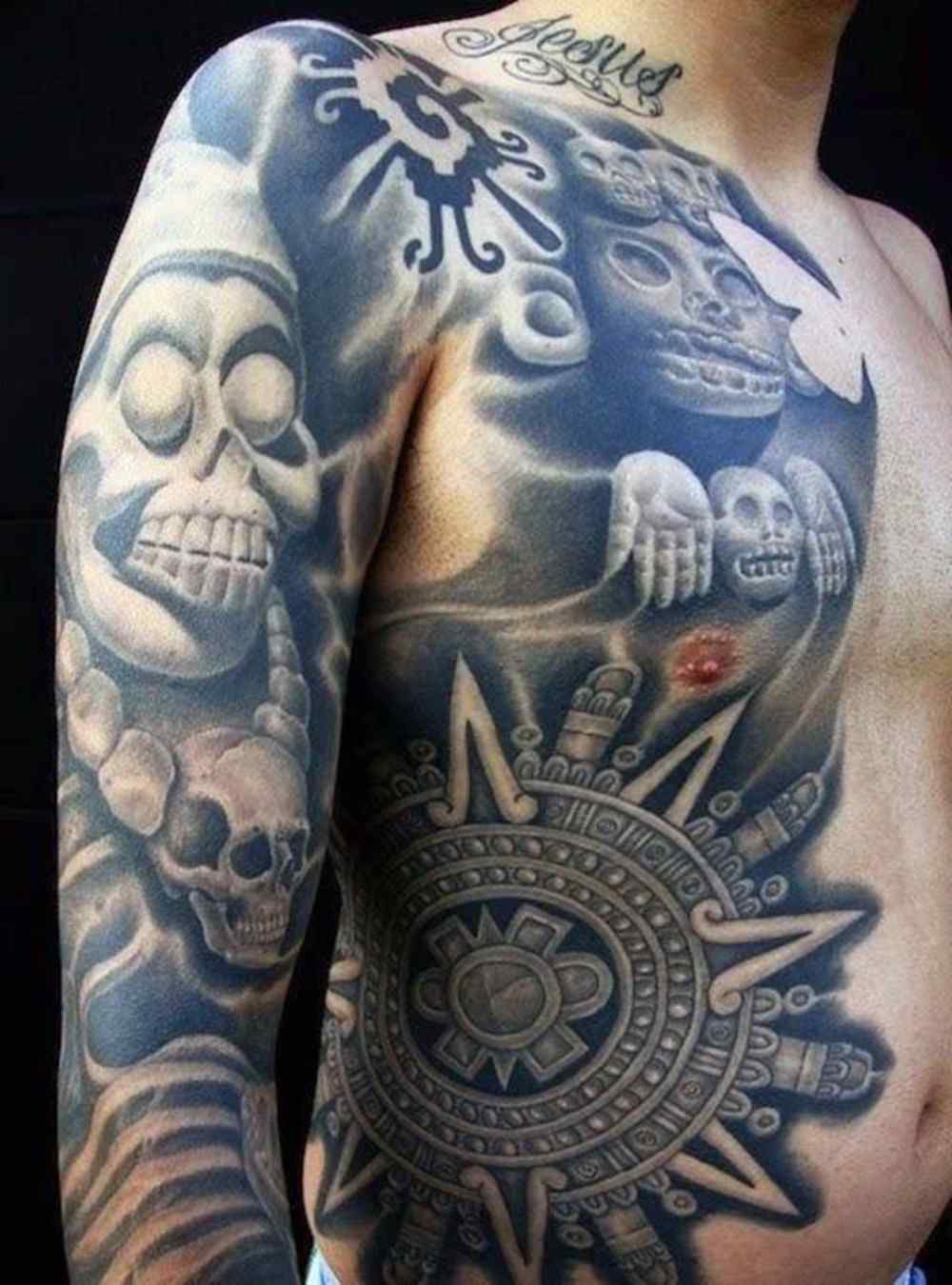 aztec tatueringsarm och överkropp höger sida med symboliska motiv
