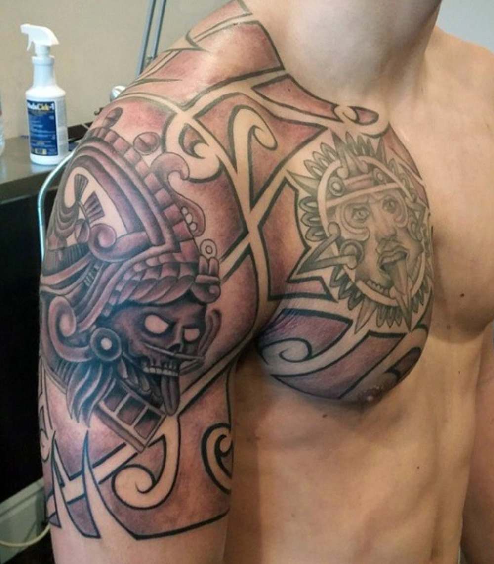 tribal tatuering bröst med aztec motiv i röda och svarta solguden