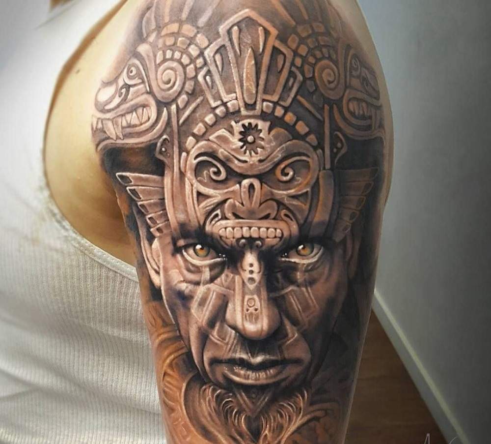 realistisk aztec tatuering för män med symboler