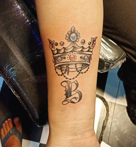 Royal B -kirjain tatuointi käsivarteen