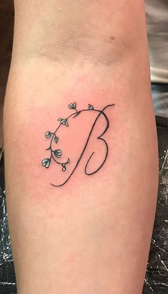 Tyylikäs B -kirjain tatuointi kukkivalla viiniköynnöksellä
