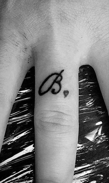 B -kirjaimen sormen tatuointi