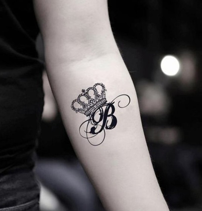 B -kirjain -tatuointisuunnittelu monimutkaisella kruunulla