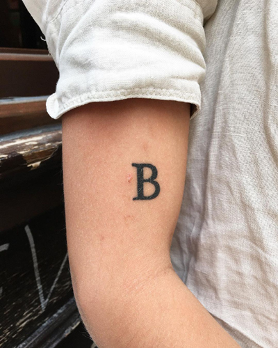 Lihavoitu B -kirjain Tatuointisuunnittelu