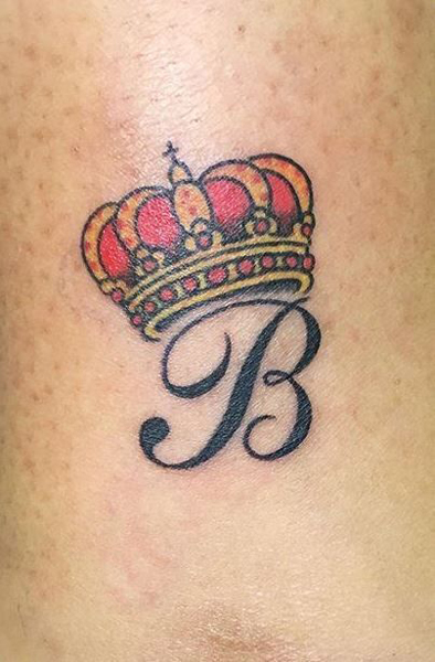 B -kirjain Tatuointi värillisellä kruunulla