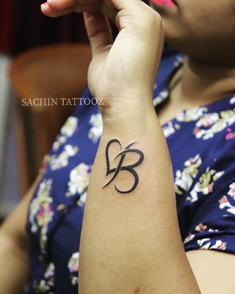 B -kirjain tatuointi sydämellä
