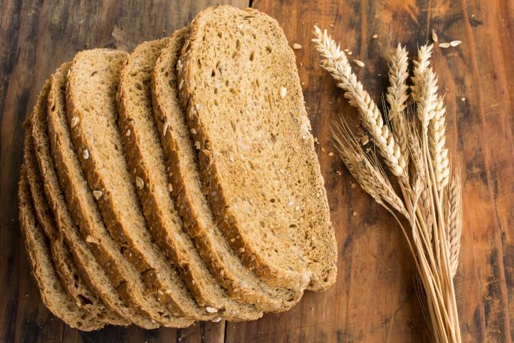 Fullkornsbröd innehåller b -vitaminer och folsyra