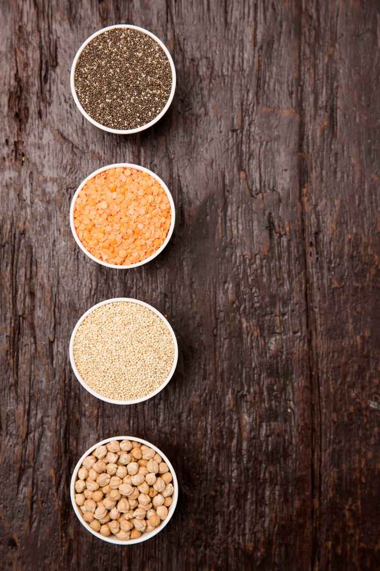superfood chiafrön quinoa och kikärter i små skålar