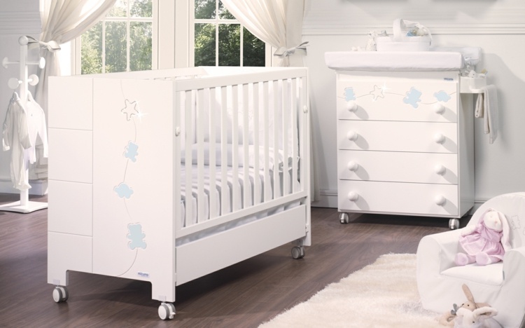 Babymöbler uppsatta barnrum barnsäng vita hjul