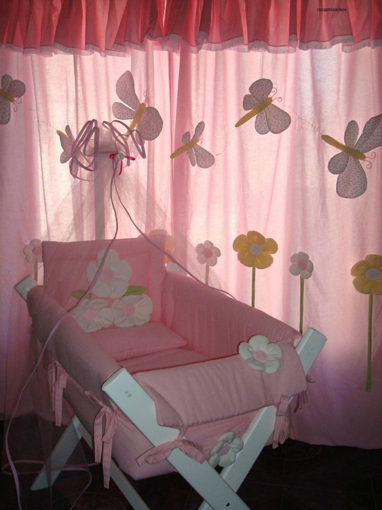 Barnsäng-med-rosa-sängkläder