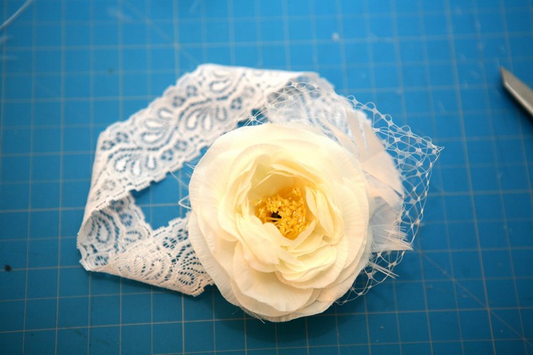 baby-hår-band-gör-själv-elastiskt-band-vit-konstgjord-blomma