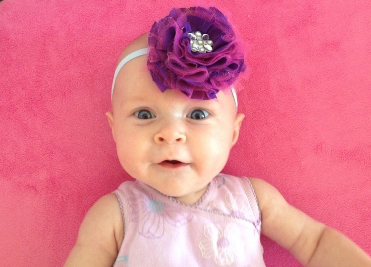 baby-hår-band-gör-det-själv-instruktioner-liten-flicka-blomma-lila