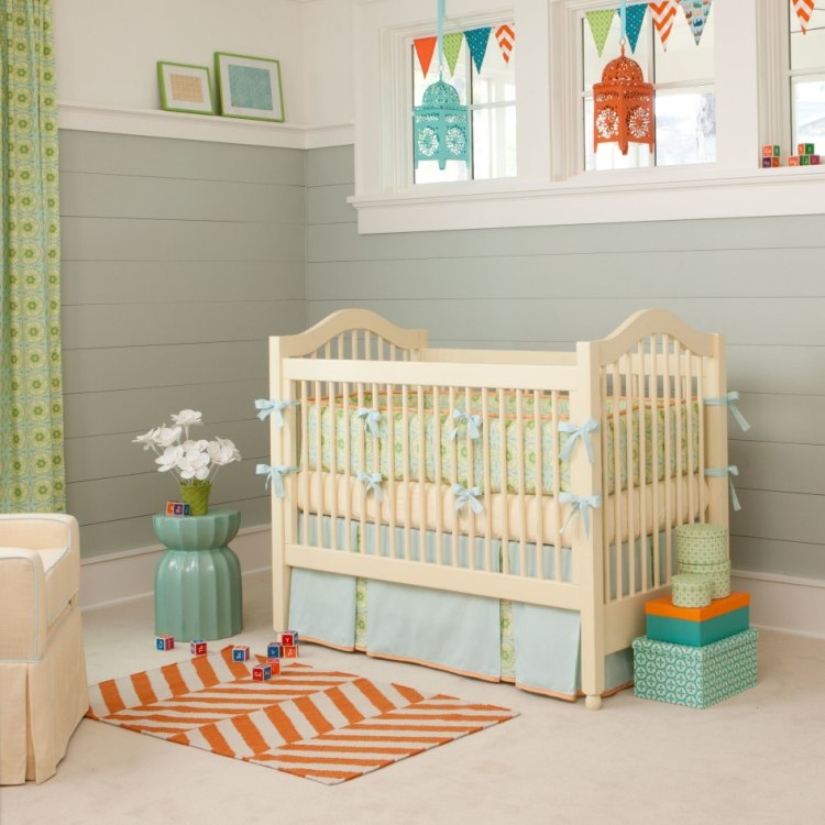 baby-plantskola-dekorera-pastell-färger-spjälsäng-orange-grön-blå-ljusgrå-deco-idéer-lådor-trä kuber