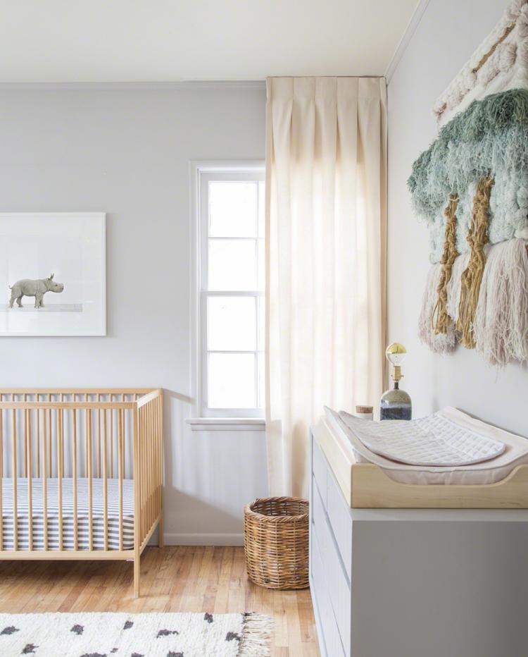 baby-barnkammare-dekorera-pastellfärgade-parkettgolv-fönster-byrå-väggdekoration-skötbord-babysäng