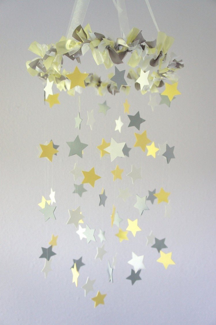 baby-mobil-gör-det-själv-pyssel-papper-stjärnor-gul-ljusgrå