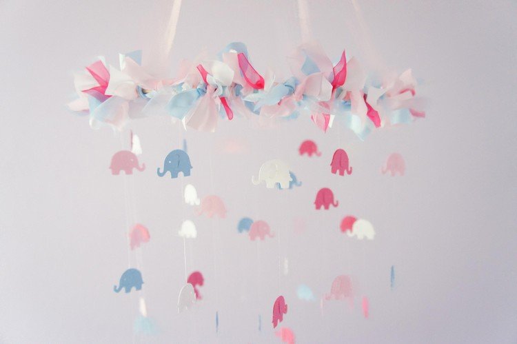 baby-mobil-gör-det-själv-pyssel-papper-elefant-blå-rosa-vit