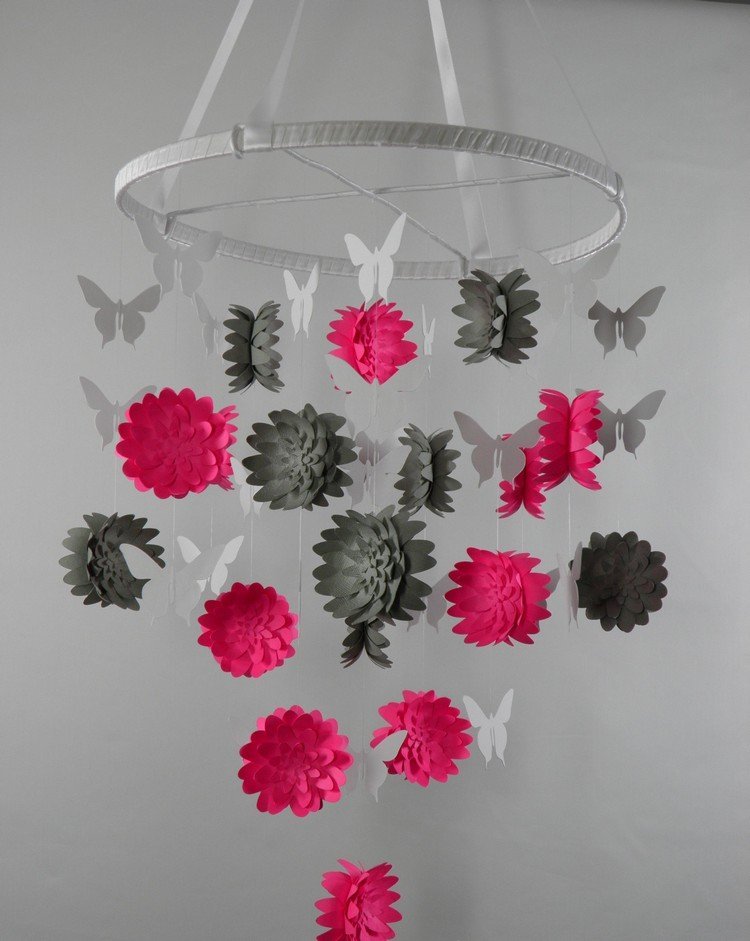 baby-mobil-gör-det-själv-pyssel-papper-3d-blommor-fjärilar-rosa-grå-vit