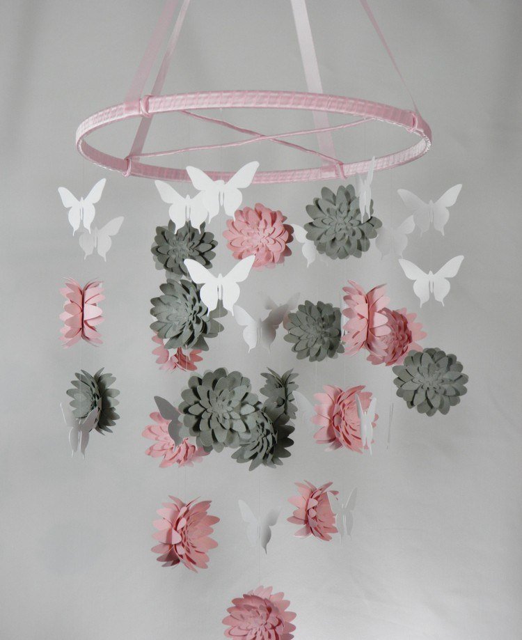 baby-mobil-gör-det-själv-pyssel-papper-3d-blommor-rosa-grå-fjärilar-flickor